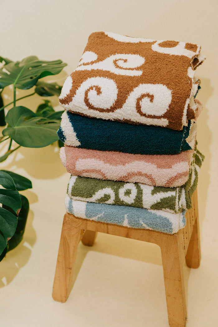 Hanalei Plush Throw - Mocha & Cream
